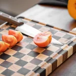 planche de cuisine bois damier